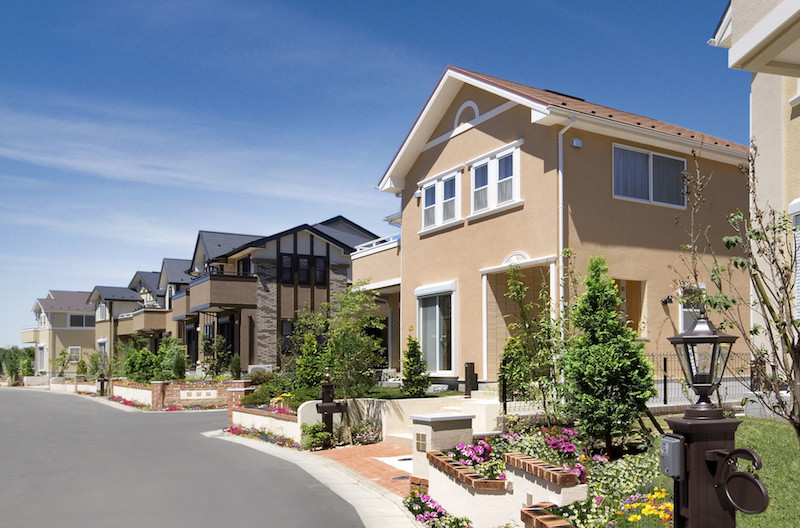 一軒家が建ち並んでいる通り